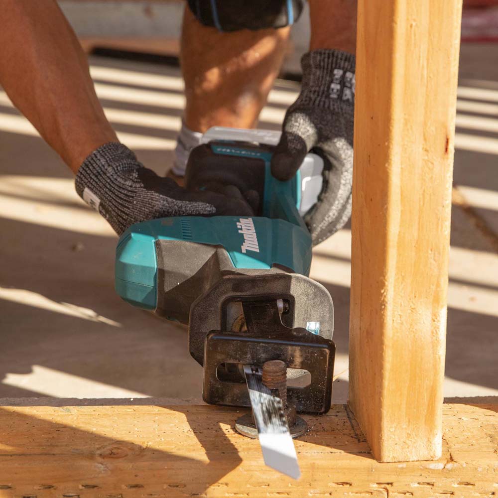 Makita XRJ08Z 18V LXT Lithium-Ion Brushless Cordless Compact One-Handed  Recipro Saw (Tool Only)